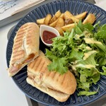 マナレイア - アルトバイエルン、ボロネーゼ、スモークチーズ、
      ミックスチーズがサンドされてます