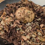 レヴォ - ※腐葉土で蕪を焼き上げた様子