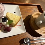 町家喫茶 三宅商店 - 熱い飲み物のコースターは波打ってます