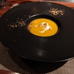 キャトルラパン 北梅田 - トリュフ風味のバターナッツスープ