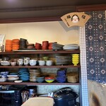 お遊食 おせん - 店内 カウンター向かいの食器棚やタイル