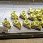 ラヴィアンレーヴ - 買ってませんが、マスカットのタルトも美味しそうでした。
