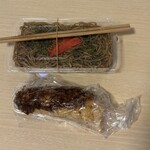 いでい焼きそば店 - 料理写真:■やきそば（小）￥400 ■いもフライ￥150 ▣合計￥550  ※　もっちりとした太麺に甘辛いソースが絡む焼きそばは、青のりと紅生姜が香りを添え、素朴ながら奥深い味わい。いもフライはホクホク食感と甘みが心地よく、ソースの酸味が調和し、昔ながらの懐かしさを感じさせる一品。
