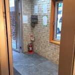 舞鶴麺飯店 - 待合室に4名で10分待ちました