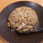 舞鶴麺飯店 - で、到着。
      チャーハン。