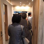 舞鶴麺飯店 - 店内も、
      13時なのにめちゃくちゃ混んでいる。