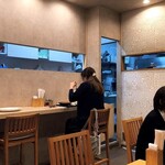 舞鶴麺飯店 - お店が狭いから混んでいるんだな。
      17席だもの。