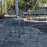 美味しんぼ - 店舗前の丸椅子で、呼ばれるのを待ちます！