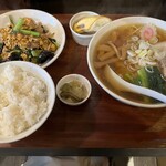 剛龍飯店 - 日替りランチ（豚肉ときくらげの玉子炒め、ラーメン、ライス、バナナ）