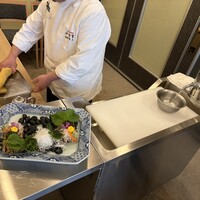 中納言 大阪駅前第3ビル店 - ステンレスケース内に活き伊勢海老がいます