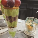 南青山カフェ - シャインマスカット&ピオーネパフェ / アイスロイヤルミルクティー