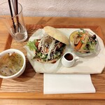 カフェプラスケーキ ククー - イングリッシュマフィンサンド(照り焼きチキン)