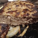 あさくま - さすが３００g！ハンバーグ断面も厚いですね！