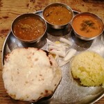 グルガオン - 三種カレー1200円+チーズクルチャ100円