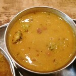 グルガオン - 中辛カレー（2種の豆とオクラ・豆がとろけた黄色いソース）