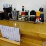 らーめん工房 麺や のぉくれ - 机の上　柚子胡椒やタバスコ、魚粉などあり