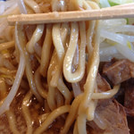 ラーメン　みなもと屋 - 豚そばの麺、硬めの茹で加減です