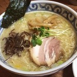 らーめん三歩 - 濃い出ししお！

鶏白湯たす魚介の先駆け！

相変わらず美味しい。

チャーシューは炙りからノーマルに。