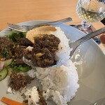 Kitchen RENDANG - ご飯にルンダンを載せて