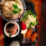 Tobi Ume - カキフライ定食
                        コスパ最高です。
                        カキフライ、カキのお吸い物、カキごはん、こばち
                        お腹一杯です。