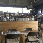 holofoop - 狭めでオシャレな店内。画面の左の奥に実はソファー席があり。