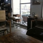 holofoop - 古めかしい木のテーブル。小さなベランダ席もあるようです。