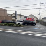 焼肉 こじま - 店の前道路挟んでの駐車場