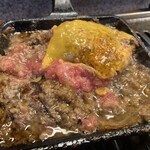 焼肉 こじま - 形は維持できない柔らかさ　潰して煮ながら焼く