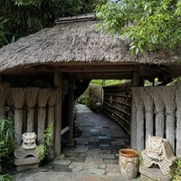 九つ井 本店 - エスニックな雰囲気のエントランス