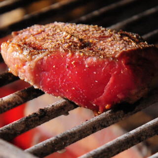 炭火オーブンで香ばしく焼き上げる、肉料理を堪能