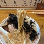 背脂煮干中華そば 我武者羅 - 麺の感じ。むにむにした平打ち。
