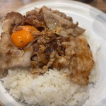 カレーのお店8点9別邸 - 豚バラ肉もたっぷりに生卵はサービス♫