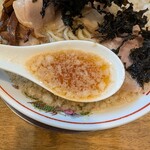 背脂煮干中華そば 我武者羅 - スープを掬った感じ。濃くて甘くて煮干いスープ。