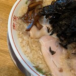 背脂煮干中華そば 我武者羅 - 中あぶらの感じ。