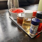 まるしん - テーブル上の辛み、調味料と紅生姜。