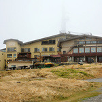 王ヶ頭ホテル - 王ヶ頭ホテル(2000m)。山頂は曇の中(2014.10月)