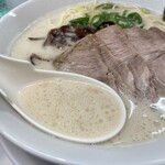 博多天神 - スープ。決してガツンとは来ないが、それでも力強い飲み口