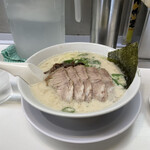 博多天神 - チャーシューメン。なんか全体的に白っぽいですよね