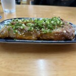 明石食堂 - トロトロに煮込まれたソーキは、お箸で切れるくらい柔らかく旨みたっぷりです。甘辛いタレが絡んで、八重山そばに入れても紅生姜に合わせてもぴったりの絶品でした。