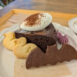 あひる菓子店 - ガトーショコラ700円、あひるクッキー260円✨️＋ハロウィンクッキー