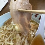 万里 - チャーシューは薄いけど肉の旨みたっぷり！