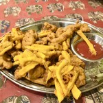 リトルスパイス - サービスのさつまいもパコダ付きチキンパコダ