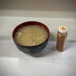 とんかつ 日の出 - とん汁・一味が付いてきます。