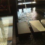 シグネチャー - レストランエントランスの水辺