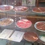 米久本店 - 店頭のショーケース内の肉は変色しており、歴史の長さを感じます。