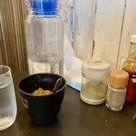 欧風カリーＭ - 卓上には、福神漬けと各スパイス。奥の赤い瓶はマリーシャープス激辛ハバネロソース。