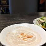 肉とワイン みなもと - マッシュルームのポタージュ。焼き立てクルトン（バケットの香り）が美味