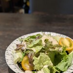 肉とワイン みなもと - 自家製ドレッシングのサラダ。ドレッシングが素晴らしく美味しかった