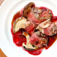 本日の牛肉と紀の里産しいたけのグリル、ビーツと赤ワインのソース