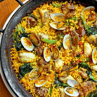 アンコウのハーブマリネとスペイン産豚肩ロース、紀の里産 菜の花のパエリャ（1人前）